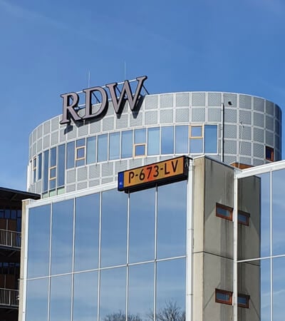 Uitgegeven kenteken prijkt aan RDW-gebouw